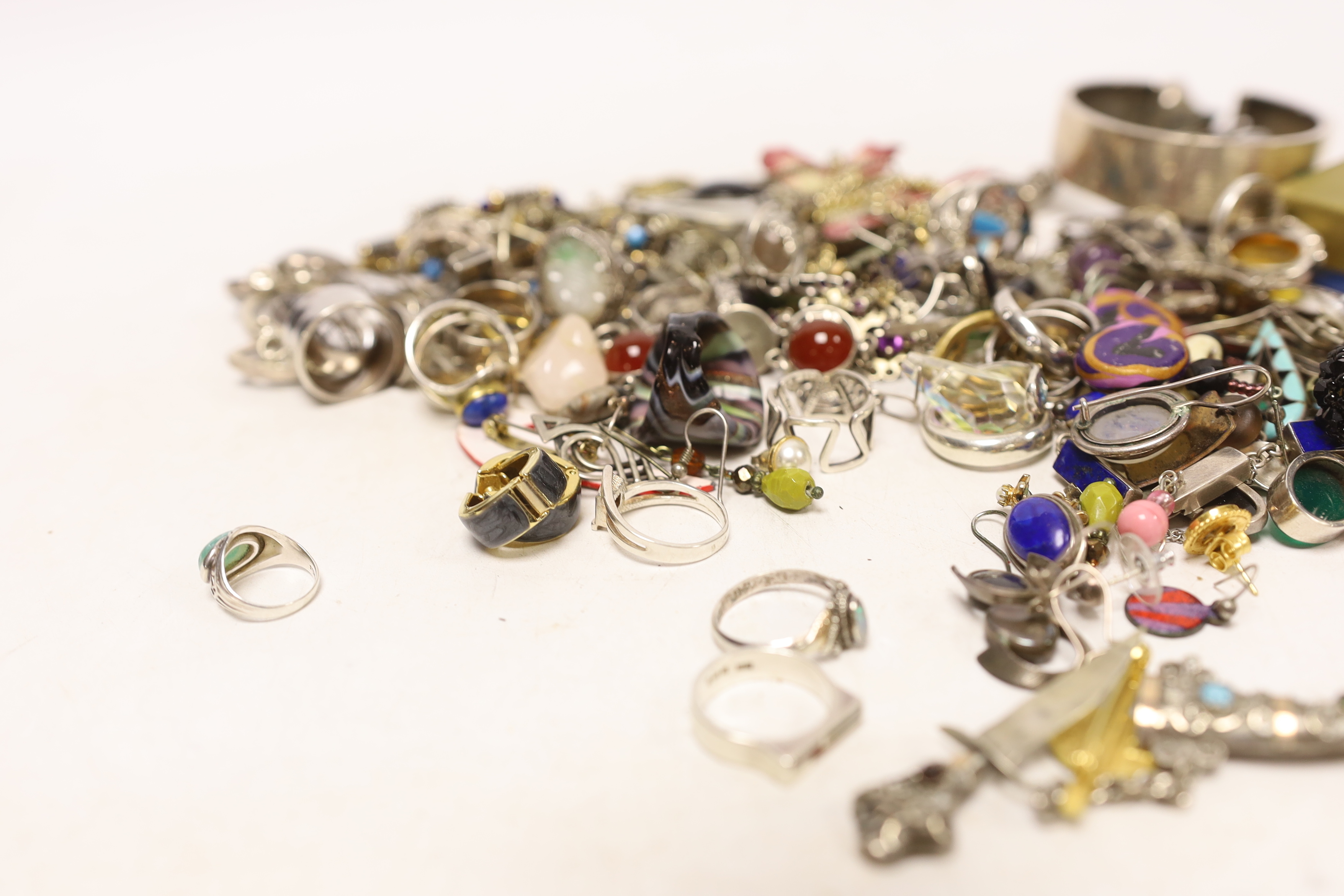 A quantity of assorted costume jewellery including rings, chain, earrings, etc.